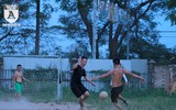 [ẢNH] Thanh niên ở quê cởi trần đá bóng phủi mùa World Cup